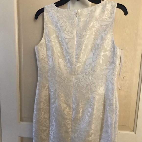 Kasper Sleeveless dress with embellished waist - Picture 3 of 5